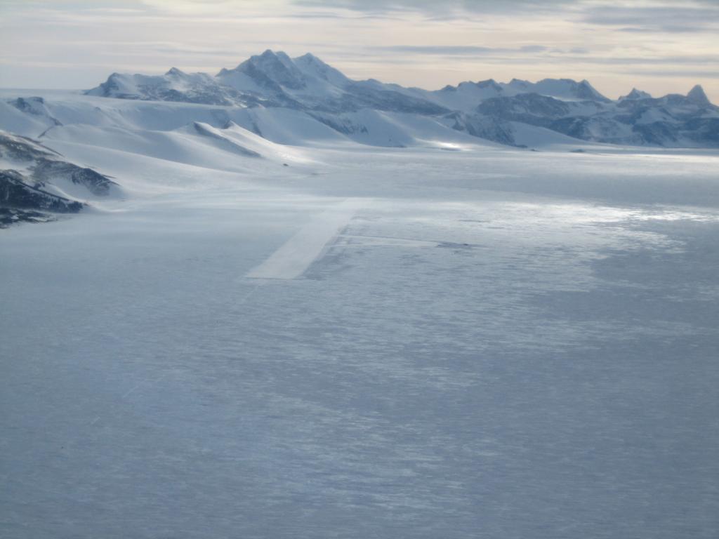 0724-Return_to_Patriot_Hills_with_IL-76_ice_runway_clearly_visible